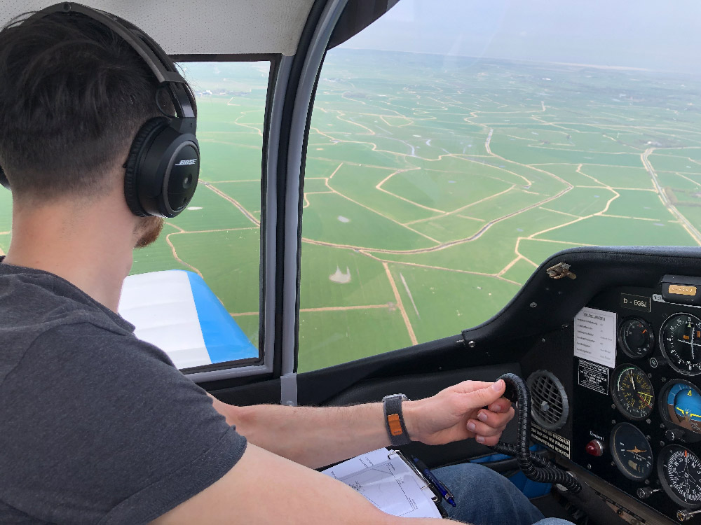 Motorflugpilot Björn Schöne im Cockpit der DR 253