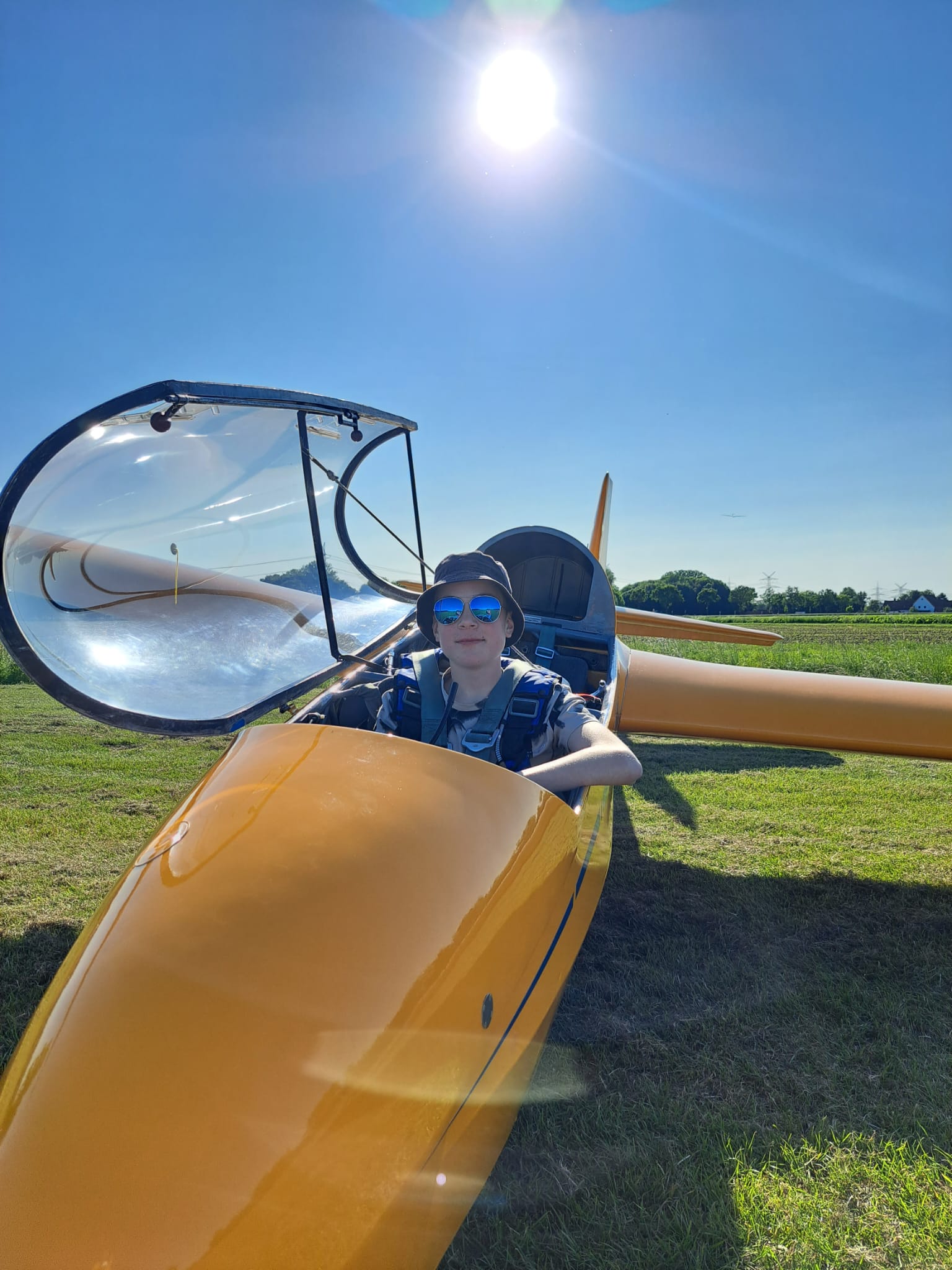14 Jahre jung und der gelbe Übungssegler „hört“ auf sein Kommando: Fynn Klanke im Cockpit nach seinen Alleinflügen. 